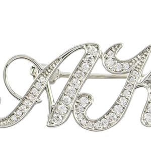 Broche en forme de lettre en argent avec détails en cristal étincelant, accessoire de bijouterie décoratif élégant pour femmes, mariage - Product Image 6