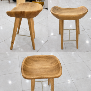 Tabouret de comptoir scandinave moderne en bois de chêne massif blanc avec siège sculpté en forme de selle, repose-pieds en métal et dossier solide - Product Image 4