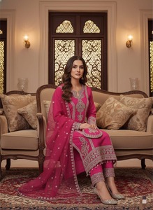 Conjunto de Traje de Seda Rosa con Bordado, Corte Regular, Largo hasta la Rodilla, Ropa Étnica Tradicional para Mujer, Vestido para Bodas de India y Pakistán, Diwali - Product Image 3