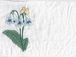 Serviette en lin avec broderie de mignonnes fleurs bleues, qui apportent un charme romantique délicat à la dégustation du thé. - Product Image 2
