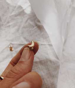 Pendientes Pequeños Minimalistas de Luna con Cierre a Presión, Solitarios, para Uso Diario, Delicados, Únicos, Personalizados, Fabricados en Oro Sólido de 14K - Product Image 3