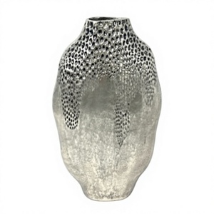 Jarrón Moderno de Metal Plateado Martillado - Centro de Mesa Floral de Aluminio Texturizado para Decoración de Hogar de Lujo, Bodas y Mesas de Hotel - Product Image 6