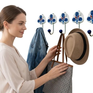 Gancho de pared de cerámica con diseño retro hecho a mano de rosas azules para guardar ropa - Product Image 2
