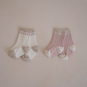 Chaussettes en coton à rayures Peekaboo pour bébés, enfants et adultes – Douces et confortables pour tous les jours - Product Image 4