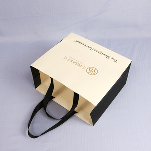 Bolsas de papel Kraft blancas reutilizables con asas planas para envolver regalos de ropa y eventos - Product Image 2