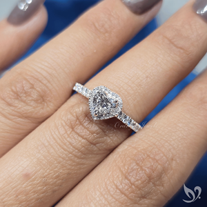 Bague en or blanc 0,5 carat avec diamant en forme de cœur et halo, pierre cultivée en laboratoire, bande pavée romantique - Product Image 5