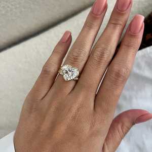 Ensemble de mariage en or jaune avec diamant en forme de cœur de 5 carats E VVS2 serti de griffes, bague de fiançailles de 2,8 mm et alliance demi-éternité de 3 mm - Product Image 4