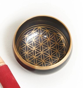 Bol chantant rond en bronze noir avec bord plaqué or et motif en relief pour la prière, la méditation et la décoration - Product Image 2