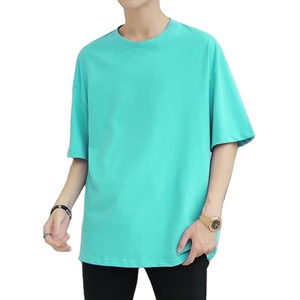 เสื้อยืดผู้ชายผ้าถักสีพื้น แขนกลาง ทรงหลวม สไตล์เกาหลี สำหรับฤดูร้อน รับปักโลโก้ตามแบบ OEM - Product Image 1