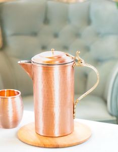 Ensemble de carafes en cuivre pour servir l'eau dans une cuisine minimaliste, ensemble en métal avec verres, durable, réutilisable, vaisselle simple. - Product Image 5