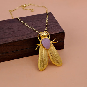 สร้อยคอจี้รูปแมลง ทองเหลืองประดับคาร์เนเลียนและออนิกซ์สีเขียว แกะสลักจากอัญมณี ดีไซน์ทันสมัย ชุบทอง 18K งานแฮนด์เมด ขายส่ง - Product Image 3