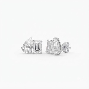 Pendientes de Oro Sólido de 10K, 14K y 18K con Certificación IGI, Color DEF, Claridad VS VVS, con Dos Diamantes Creados en Laboratorio en Forma de Pera y Esmeralda, Diseño Toi Et Moi - Product Image 4