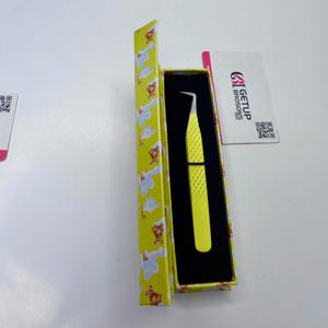 Pince à épiler de précision pour cils, en acier inoxydable, jaune, thermolaquée, durable, à pointe en fibre, coudée à 90 degrés, 10 mm, emballage en boîte - Product Image 1