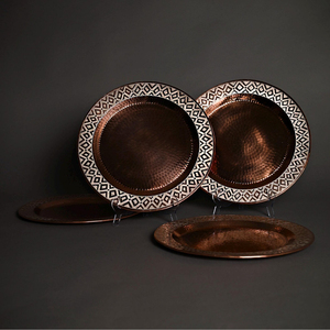 Assiette de présentation décorative de luxe en métal, en cuivre, avec bordure blanche, texture martelée, forme ronde - Product Image 4