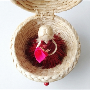 Panier en paille tressé avec poupée en robe rouge, décoration de la Saint-Valentin, pour intérieur, bureau, écologique, pièce unique - Product Image 5