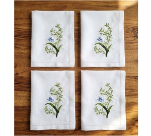 Serviettes de table carrées classiques personnalisées, brodées à la main, motif fleur verte et papillon, en coton, avec ourlet festonné, taille standard, pour la maison et les mariages - Product Image 1