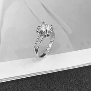 แหวนเพชรทรงกลมเม็ดเดี่ยว เพชรเพาะเลี้ยงสำหรับงานหมั้น แหวนทองคำขาว 14K ประดับเพชรแบบปาเว่ ดีไซน์โค้งสำหรับเจ้าสาว - Product Image 2