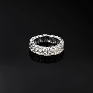 Anillo de Eternidad Clásico para Mujer en Oro Blanco con Moissanita, Corte Brillante Redondo, Engaste Pavé, Diseño Geométrico, Joyería de Boda - Product Image 1