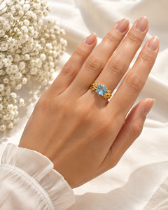 Bague Feuille en Topaze Bleu Ciel Plaqué Or, Bague Statement en Laiton Faite à la Main, Bague en Pierre Précieuse d'Inspiration Naturelle, Mode Féminine - Product Image 3