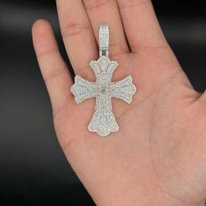 Pendentif Croix Iced Out en Argent 925 Plaqué Rhodium avec Moissanite, Breloque Religieuse, Bijou Unisexe Tendance - Product Image 1