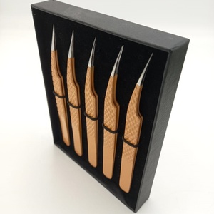 Pinzas Profesionales Personalizadas para Extensión de Pestañas, Agarre Fuerte, Punta de Fibra de Acero Sostenible, Acero Inoxidable Japonés - Product Image 1