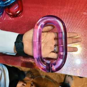 Escultura Artística de Resina con Eslabones Circulares en Degradado Morado y Rosa, Pieza de Moda para Coleccionistas de Arte - Product Image 1