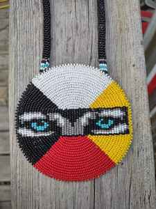 Conjunto de collar y aretes de cuentas étnicas premium diseñado para uso festivo y eventos de boda - Product Image 5