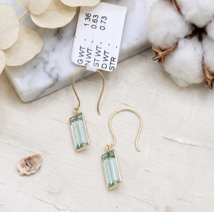 Boucles d'oreilles pendantes en or jaune 18 carats avec tourmaline verte naturelle géométrique, style fil français, Memoria Jewels, vente en gros - Product Image 5