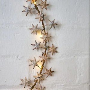 Guirnalda de Estrellas Mágicas con un Marco Circular Delgado Detallado con Mini Estrellas Plateadas Antiguas y Luces Cálidas Entrelazadas para Decoración - Product Image 3