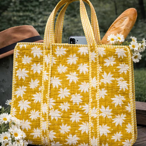 Bolsa de Compras de Playa Ligera de Algodón Floral Ecológica, Bolsa de Mano Acolchada con Estampado Artesanal y Práctico Bolsillo Interior - Product Image 1