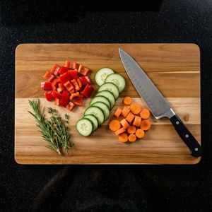 Planche à découper en bois massif faite à la main, non toxique et facile à nettoyer, compatible lave-vaisselle - Product Image 3