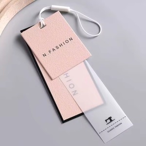 Étiquette suspendue personnalisée imperméable à prix raisonnable pour vêtements – En stock – Étiquette de vêtement élégante et de qualité supérieure - Product Image 1