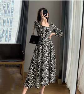 Robe mi-longue à volants imprimée pour femme, modèle 2026, épaules dénudées, en tissu tissé élégant avec boutons décoratifs, coupe naturelle - Product Image 1