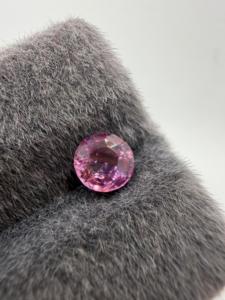 พลอยแซฟไฟร์สีม่วงชมพูธรรมชาติขนาด 6 มม. รูปทรงกลมเจียระไนแบบบริลเลียนท์ น้ำหนัก 1.21 กะรัต พลอยหลวมเจียระไนสำหรับทำเครื่องประดับซีลอน ขัดเงา แบรนด์ Zehra Gems - Product Image 1