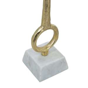 Ensemble de bougeoirs hauts en laiton doré de style nordique, élégants, texturés, métalliques, avec base en cube de marbre naturel, pour décoration de fête - Product Image 2