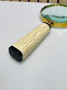 Lupa de Mano de Estilo Vintage de 4'' con Marco de Latón y Mango de Hueso - Product Image 2