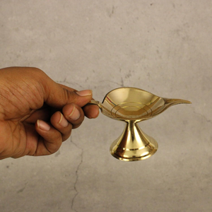Diya en laiton à motif de feuille pour Puja Aarti, lampe à huile traditionnelle Peetal, Deepak Deepam pour Diwali, maison, mandir, temple, culte - Product Image 5
