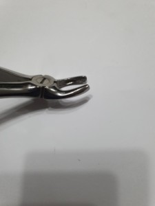 Pinzas para Dientes del Sabiduría Superiores BK Industries, Acero Inoxidable, Agarre Moleteado Plateado, Instrumento Quirúrgico Manual Clase I - Product Image 3