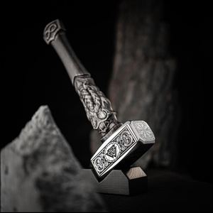 Martillo Vikingo Hecho a Mano con Mango Tallado Inspirado en Odín Nórdico, Diseño Grabado, Mango Antideslizante de Grado Industrial, 18 cm, Resistente - Product Image 4