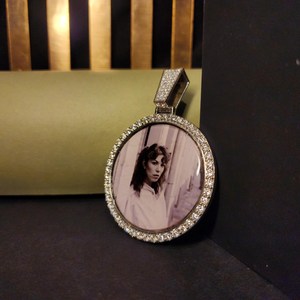 Pendentif photo personnalisé en argent massif 925 avec halo de diamants et micro-pavés de diamants, breloque souvenir - Product Image 2