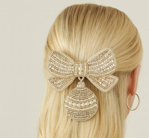 Pince à cheveux de Noël perlée dorée avec ornements, motif artisanal, accessoire de cheveux de fête fait main pour femme - Product Image 1