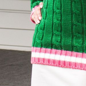 Pull grec personnalisé AKA en maille torsadée longue pour femmes, avec col roulé et bordures côtelées roses et blanches - Product Image 4