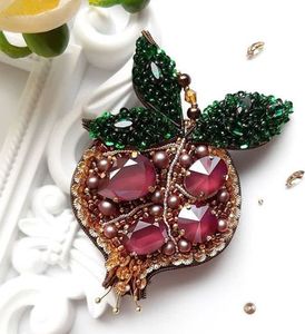 Broche artisanale brodée de perles pour foulards, sacs à main et manteaux – Élégante broche perlée brodée par un artisan - Product Image 6