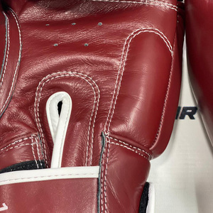 ถุงมือชกมวย Fairtex แบบสั่งทำพิเศษ สีแดงเบอร์กันดี แบบรัดสายรัดตีนตุ๊กแก ราคาโรงงานขายส่ง - Product Image 3