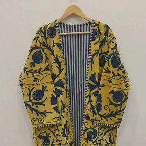 Kimono largo de terciopelo con bordado Suzani, cuello en V, manga larga, hecho a mano, clásico, estilo étnico, para invierno. - Product Image 1