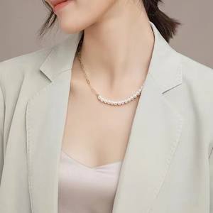 Collier de perles d'eau douce naturelles de style haut de gamme, design de niche avec perles de millet blanc, collier au tempérament exquis - Product Image 1