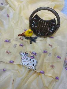 Sari élégant doré effet froissé – Broderie florale et animale avec pièce de blouse de créateur - Product Image 2