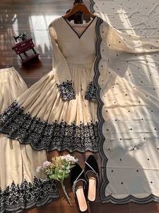 Conjunto de Salwar y Kurti Palazzo de Fiesta Étnico Indio al por Mayor, Estilo A-Line, Color Beige Nude, con Bordado Negro en Contraste y Kurti de Capas Acampanado - Product Image 6