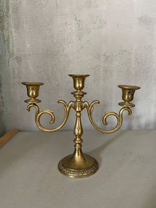 Candelabro de Latón con Acabado Pátin Antiguo - Centro de Mesa Vintage para Alquiler de Bodas y Organizadores de Eventos al por Mayor - Product Image 5