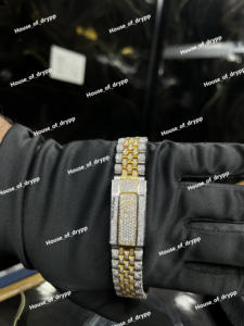 Reloj de Lujo con Esfera Romana de Dos Tonos y Diamantes Cultivados en Laboratorio VVS, Bisel de Acero Inoxidable y Diseño con Indicador de Fecha - Product Image 2